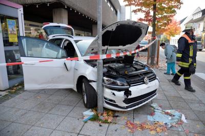 Frau verwechselt Gas und Bremse und rast in Schaufensterscheibe in Wendlingen